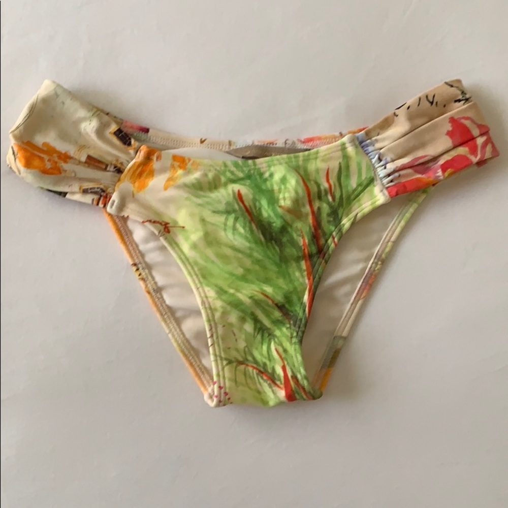 Agua de Coco Bottom